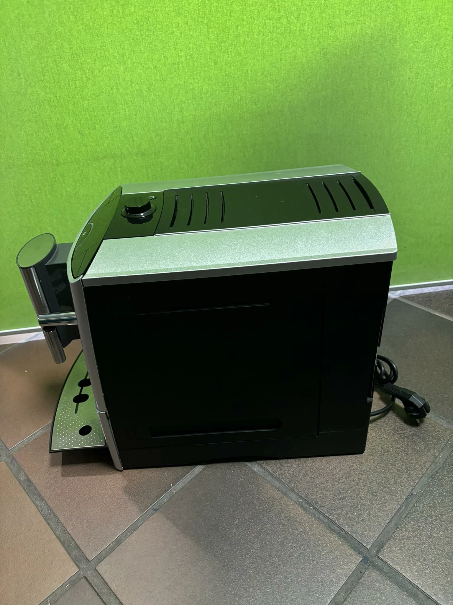 ekspres-cisnieniowy-do-kawy-miele-cm-5200-at-warto-at-at-okazja-at-wbudowany-mlynek-tak