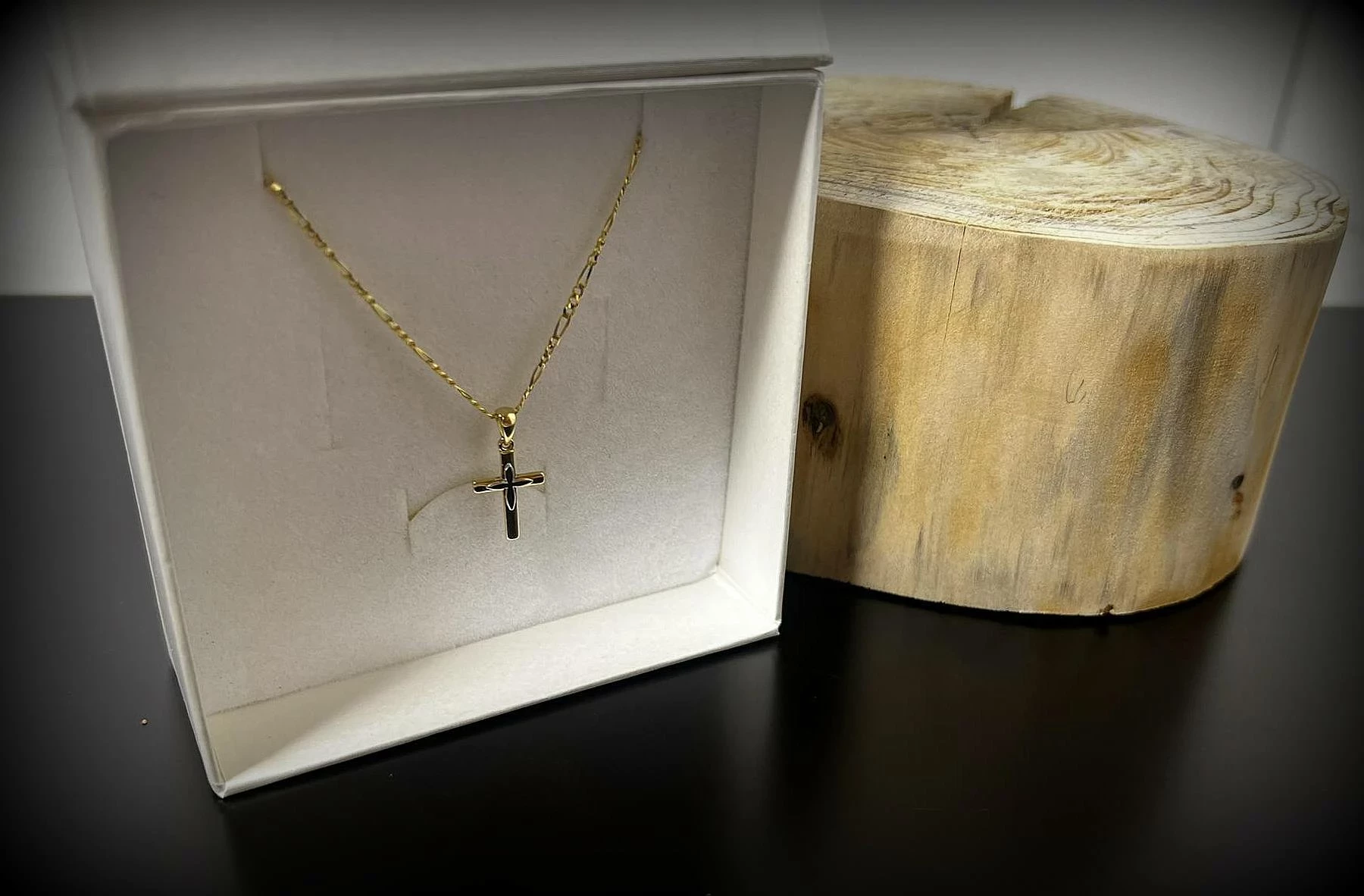 zloty-lancuszek-z-krzyzykiem-apart-333-227g-splot-figaro