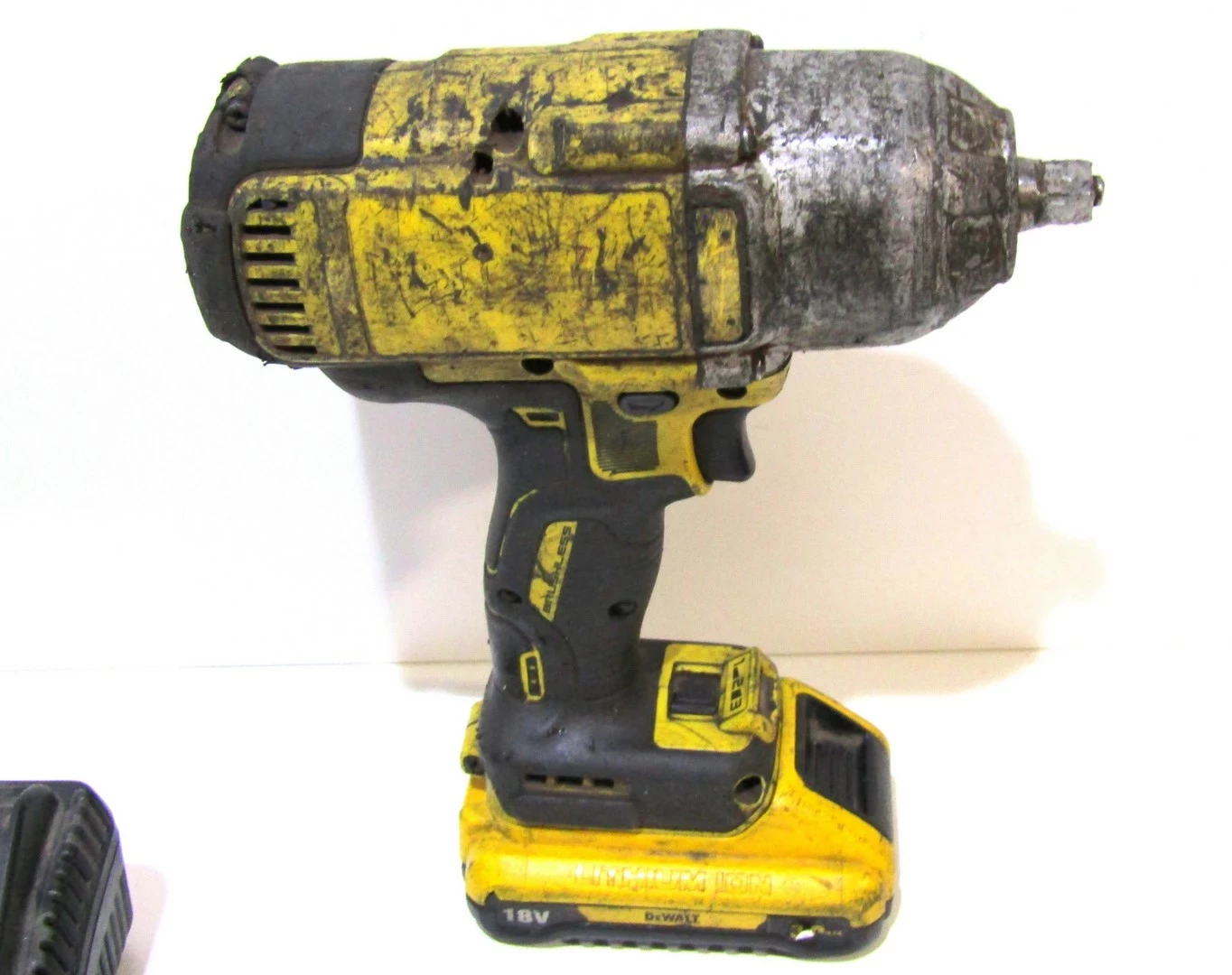 klucz-udarowy-dewalt-aku-3ah-lad-rozmiar-trzpienia-38