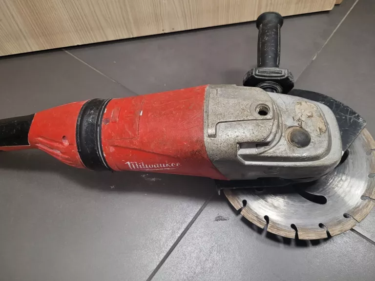 SZLIFIERKA KĄTOWA MILWAUKEE AGV 24-230 GE