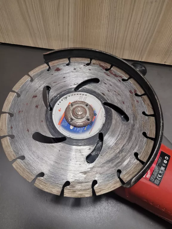 SZLIFIERKA KĄTOWA MILWAUKEE AGV 24-230 GE