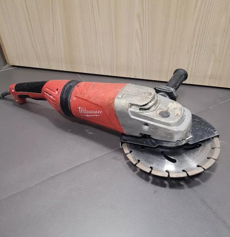 SZLIFIERKA KĄTOWA MILWAUKEE AGV 24-230 GE