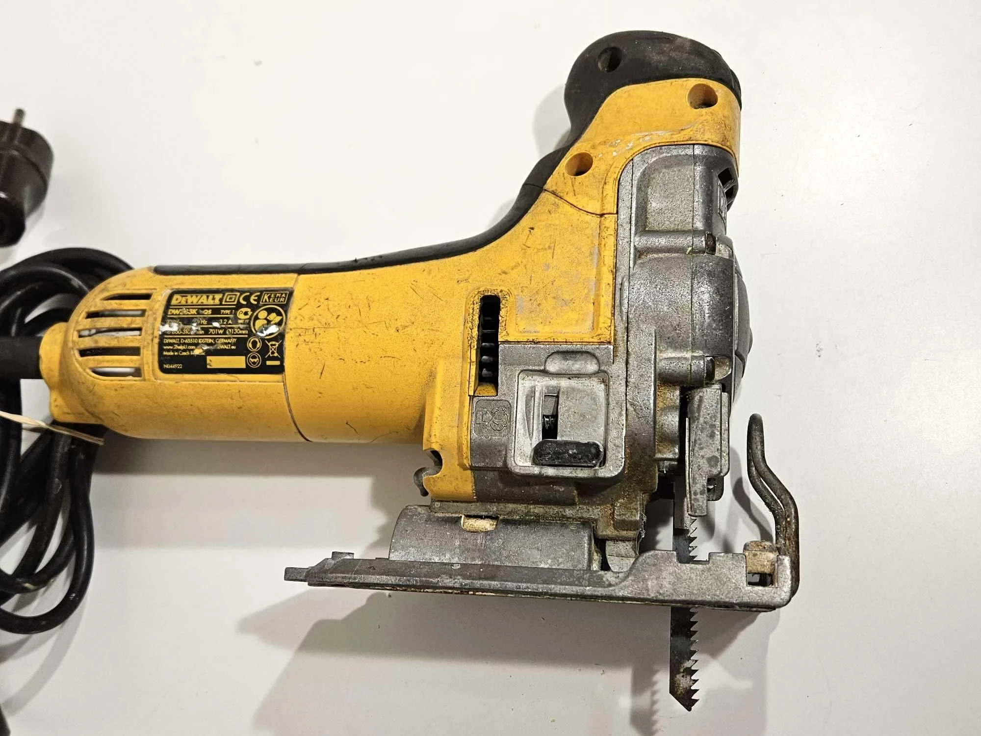 wyrzynarka-dewalt-dw333kt-mocowanie-brzeszczotu-chwyt-typu-t