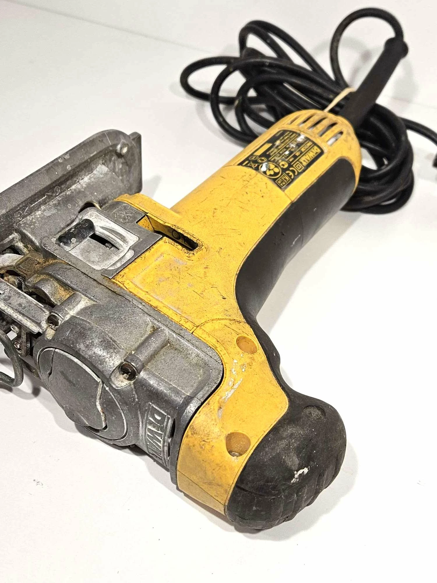 wyrzynarka-dewalt-dw333kt-rodzaj-silnika-silnik-szczotkowy