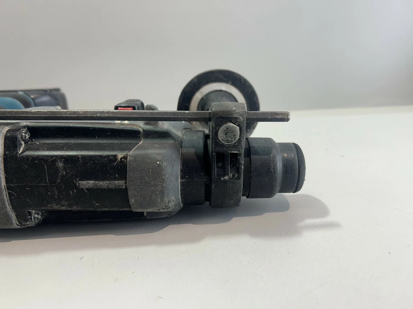 mlotowiertarka-makita-dhr202-energia-udaru-200