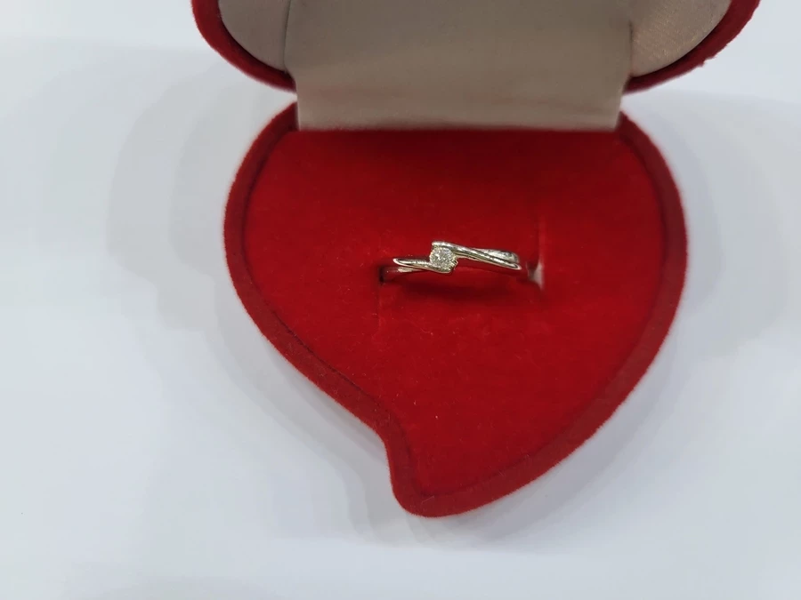 sliczny-zloty-pierscionek-z-brylantem-p585-204g-stan-11323-2