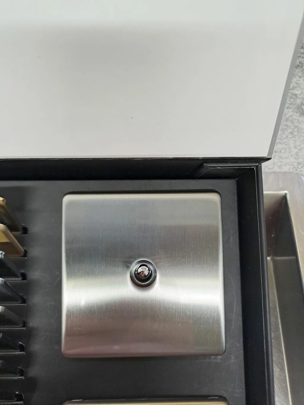 govena-wlacznik-uchylny-pojedynczy-wylacznik-zwierny-stan-powystawowy