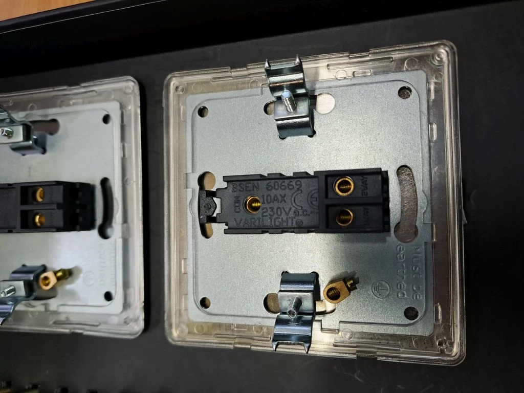 govena-wlacznik-uchylny-pojedynczy-wylacznik-zwierny-ean-gtin-5906160703360