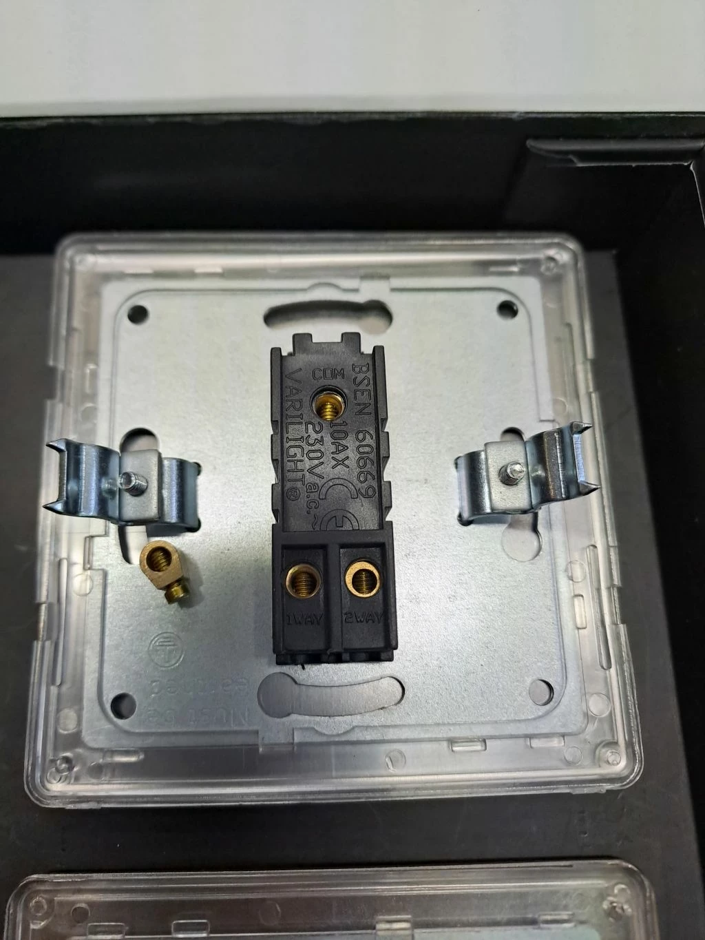 govena-wlacznik-uchylny-pojedynczy-wylacznik-zwierny-marka-govena