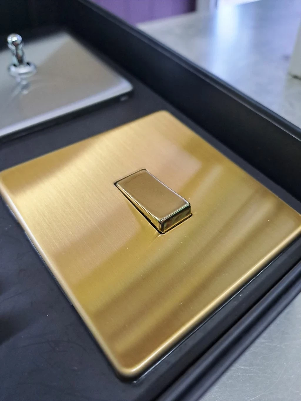 govena-wlacznik-uchylny-pojedynczy-wylacznik-zwierny-typ-zwierny-monostabilny