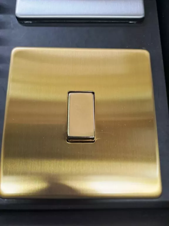 govena-wlacznik-uchylny-pojedynczy-wylacznik-zwierny-rodzaj-wylacznik