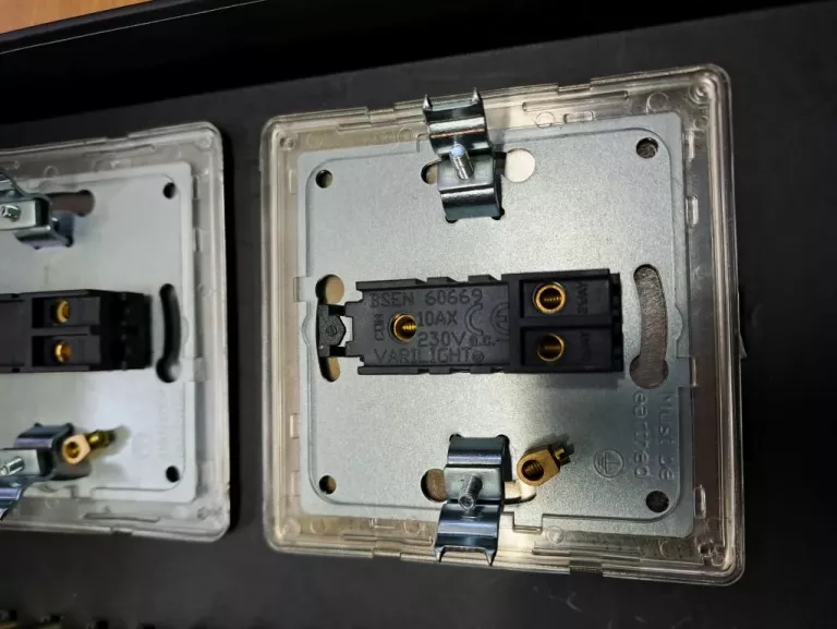 govena-wlacznik-uchylny-pojedynczy-wylacznik-zwierny-ean-gtin-5906160703360