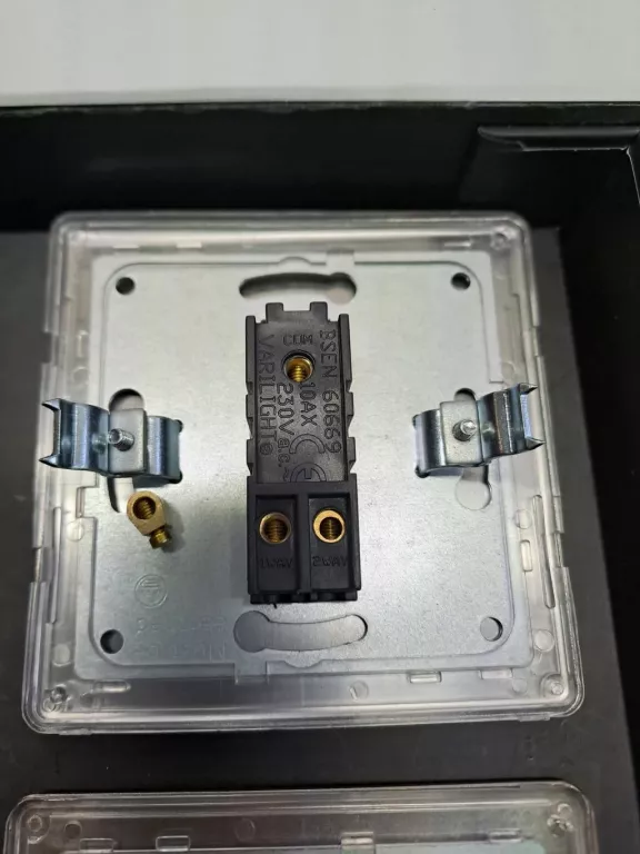 govena-wlacznik-uchylny-pojedynczy-wylacznik-zwierny-marka-govena