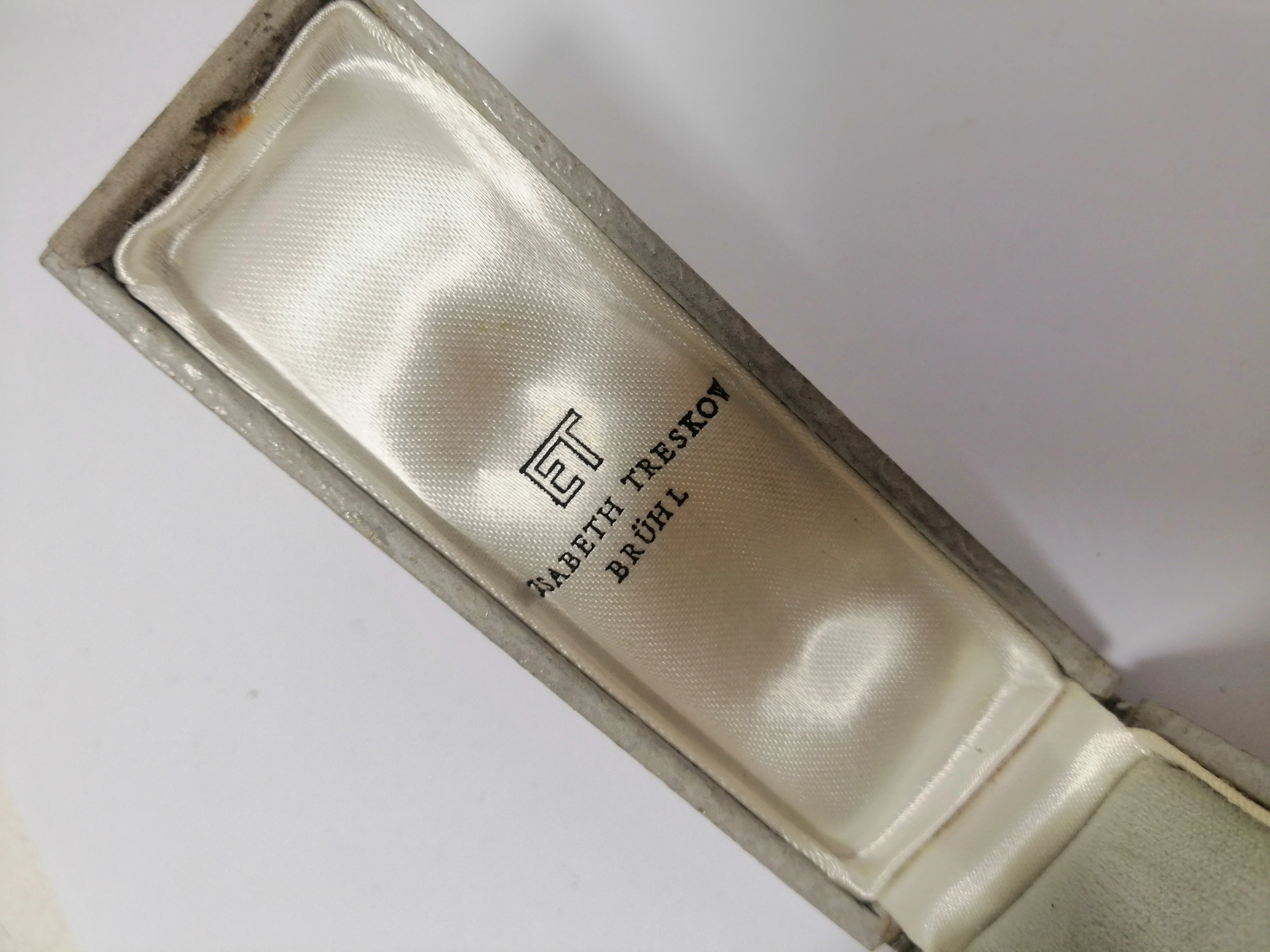 broszkaszpilka-do-kapelusza-750-elisabeth-treskow-rodzaj-rekodzielo