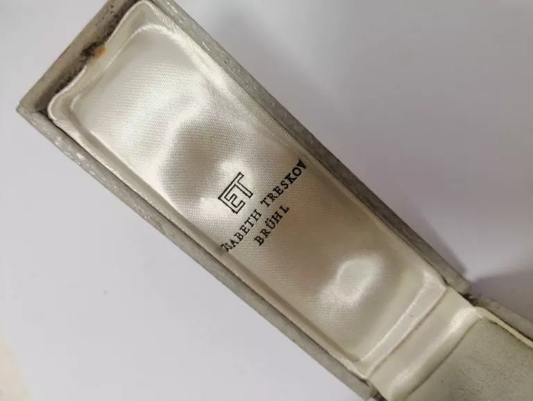 broszkaszpilka-do-kapelusza-750-elisabeth-treskow-rodzaj-rekodzielo