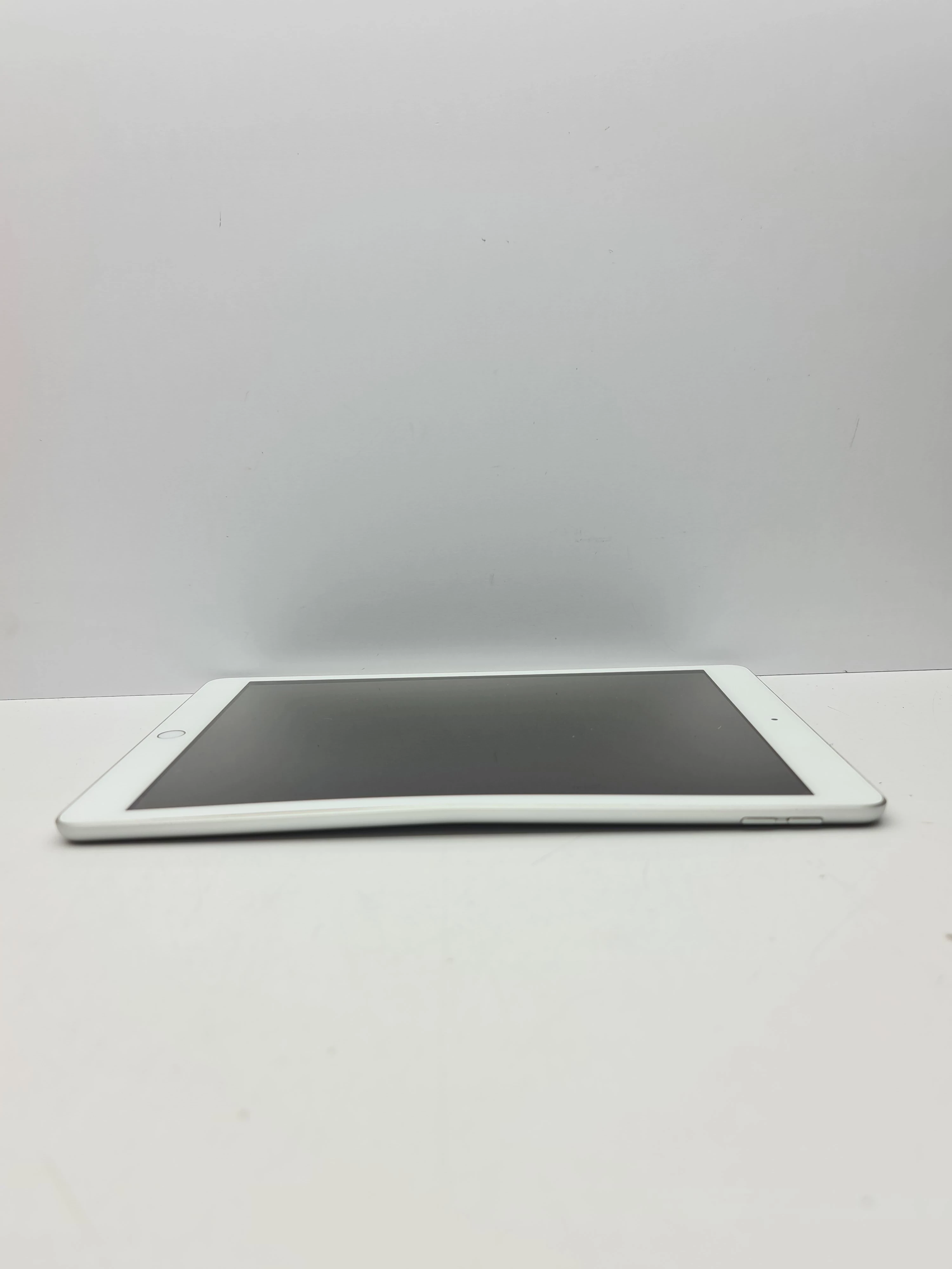 tablet-apple-ipad-8-gen-128gb-wykrzywiony-stan-11323-2