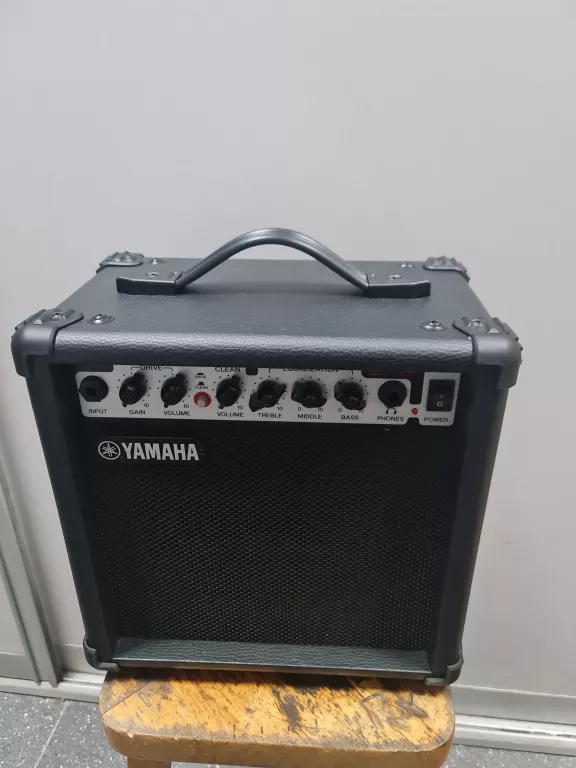 WZMACNIACZ GITAROWY YAMAHA GA-15