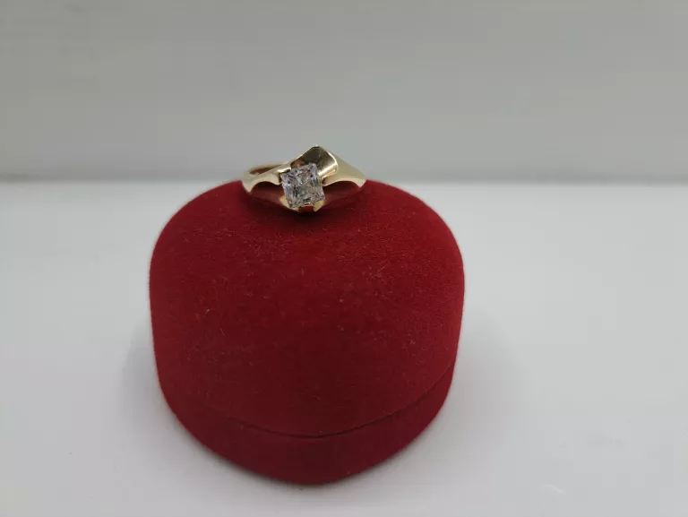 UŻYWANY ZŁOTY PIERŚCIONEK PR. 585/2,93G/R9