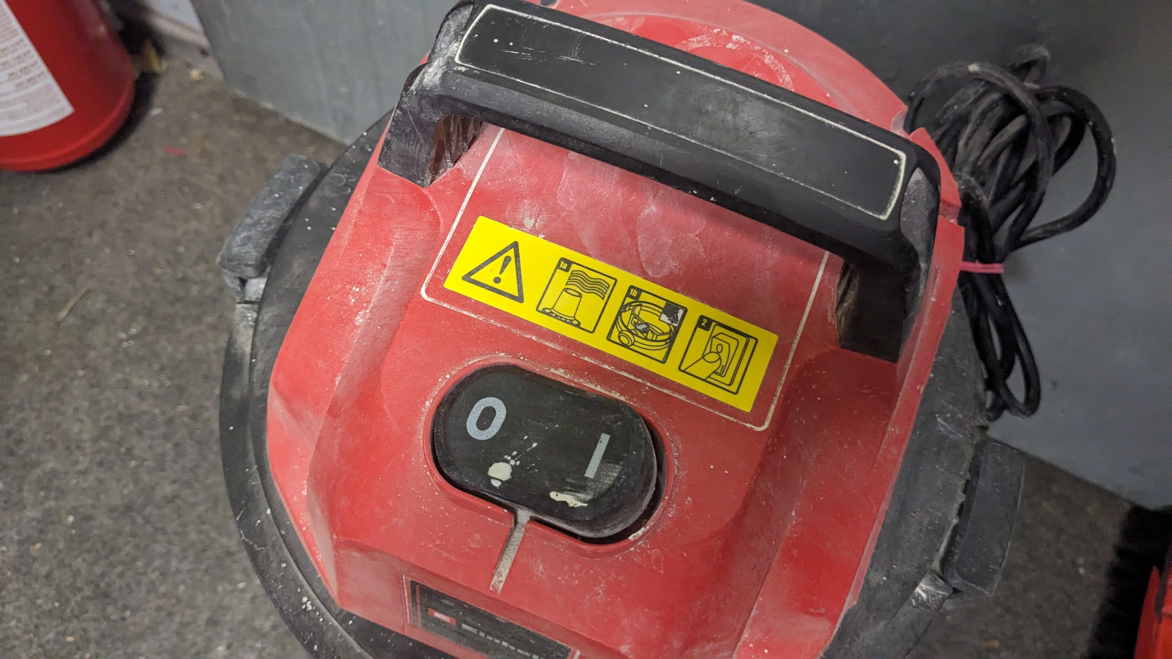 odkurzacz-przemyslowy-einhell-tc-vc-1820-s-opis-maksymalna-moc-1250