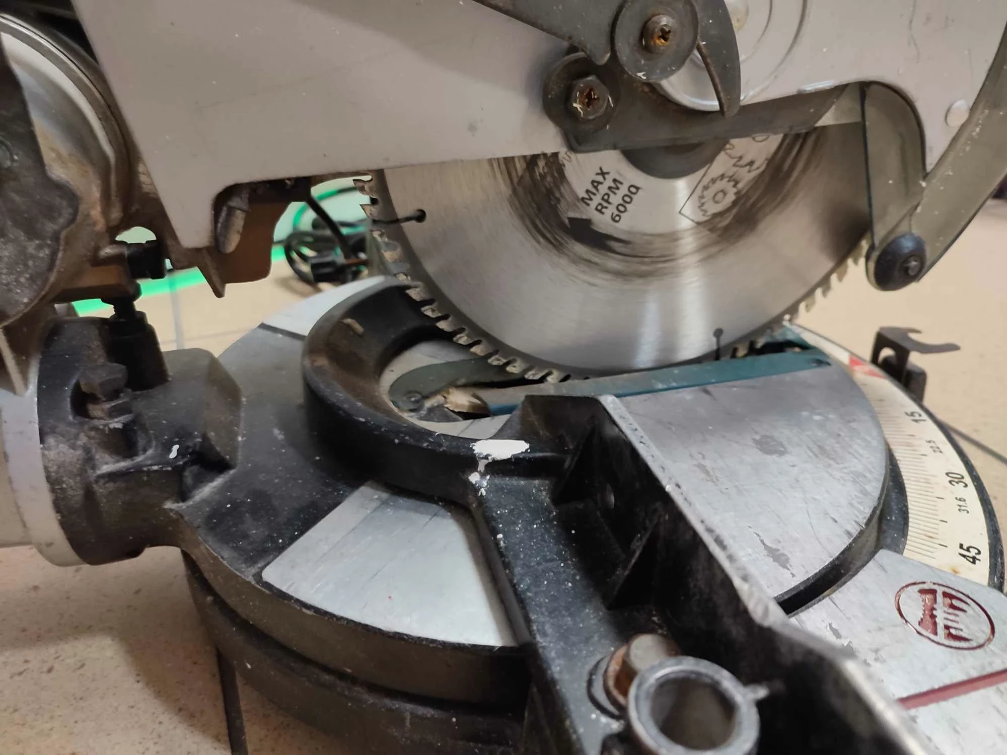 pila-ukosnica-makita-mls100-marka-makita