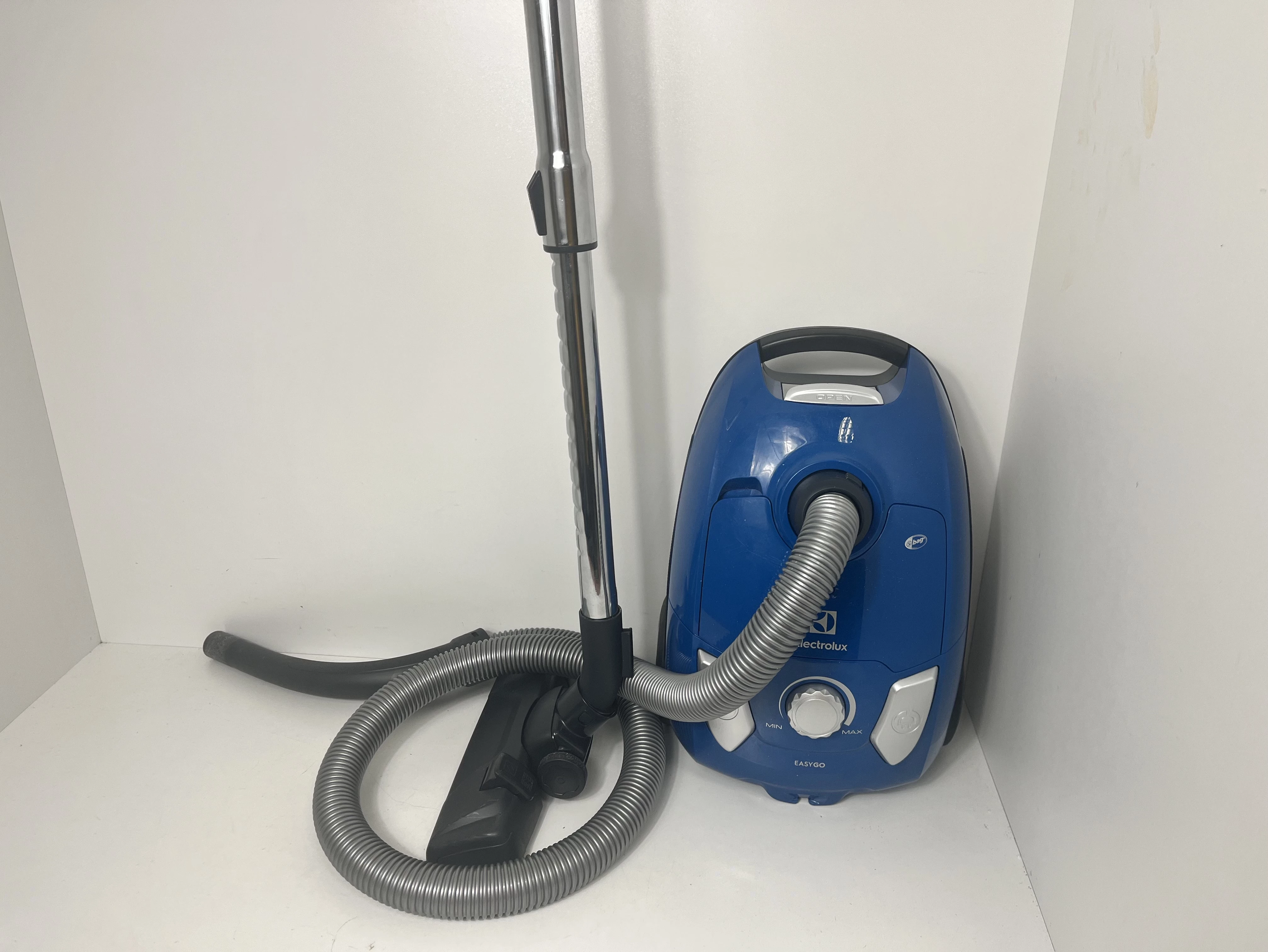 ODKURZACZ WORKOWY ELECTROLUX EEG41CB | Odkurzacze tradycyjne | Loombard.pl