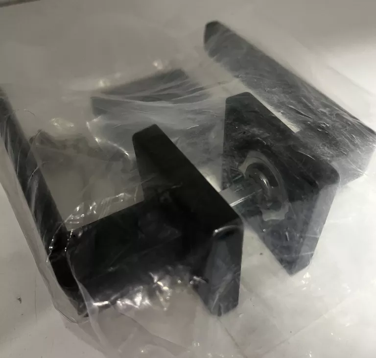 zestaw-verso-ergo-klamka-na-klucz-kwadratowy-szyld-czarny-stan-uzywany