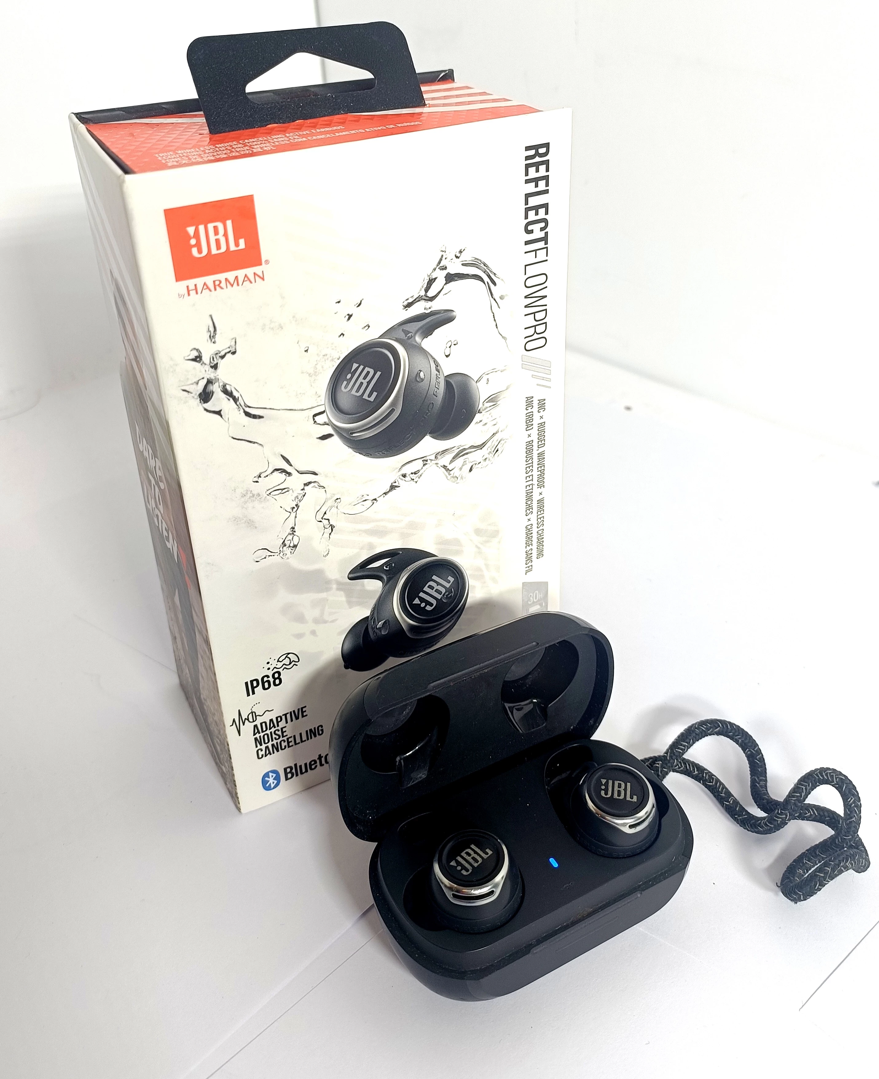 sluchawki-bt-jbl-reflect-flo-pro-ip68-komplet-kolor-dominujacy-czarny