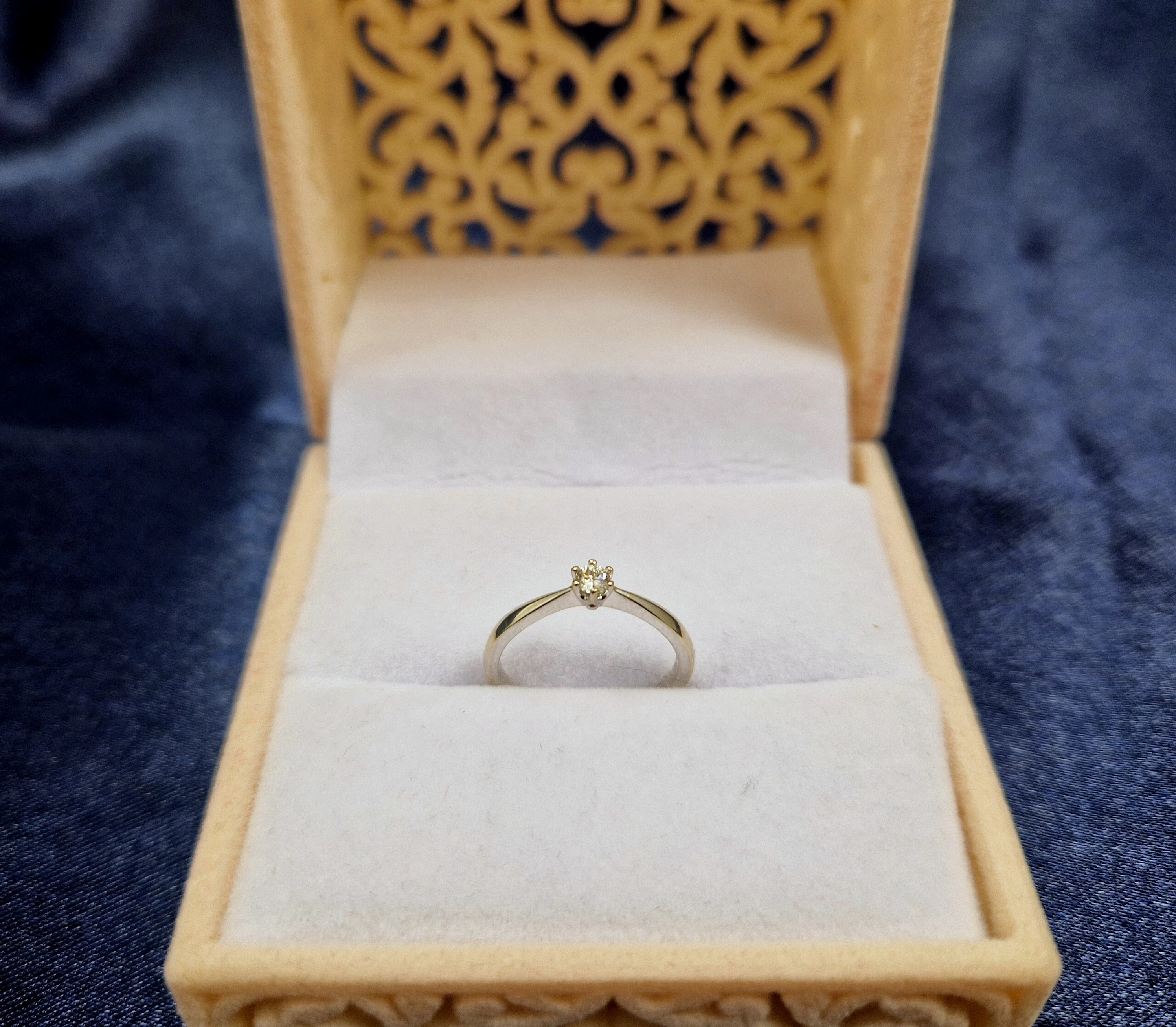 zloty-pierscionek-z-brylantem-008ct-585-r7-132g-material-15835-2