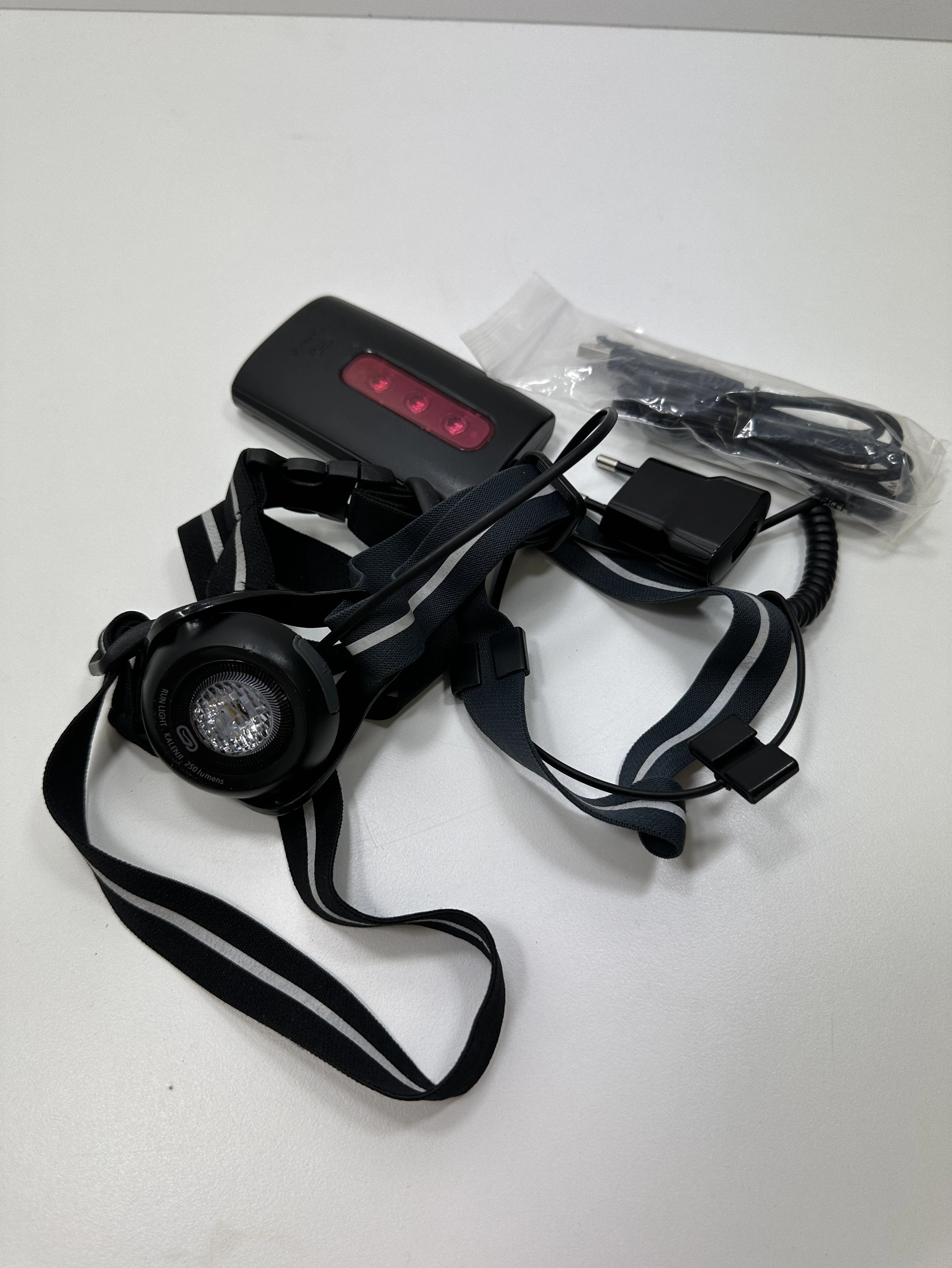 LAMPKA DO BIEGANIA KALENJI RUN LIGHT 250 LUMENS Latarki Loombard.pl