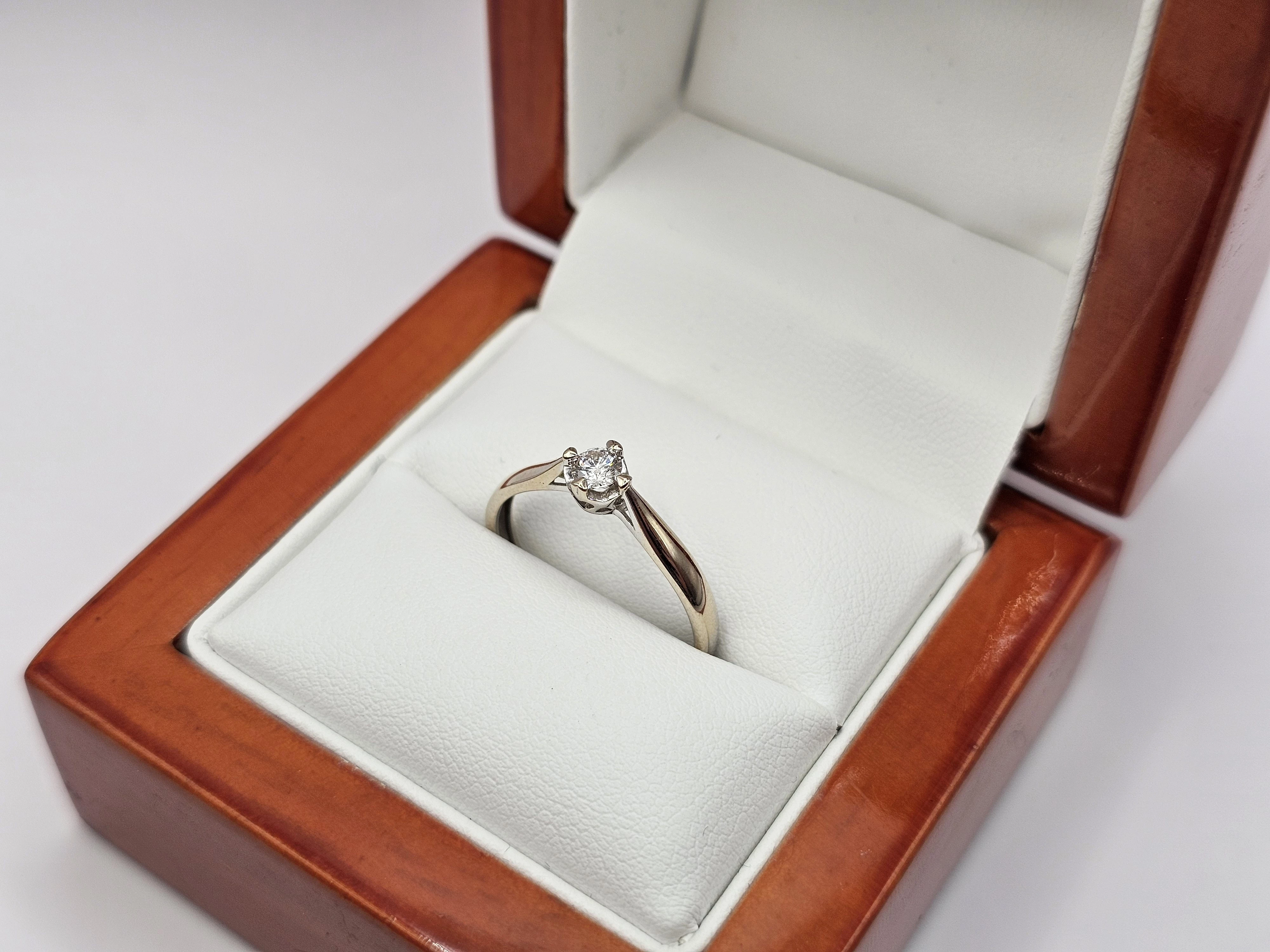 pierscionek-z-bialego-zlota-diament-585-r16-153g-material-15835-2