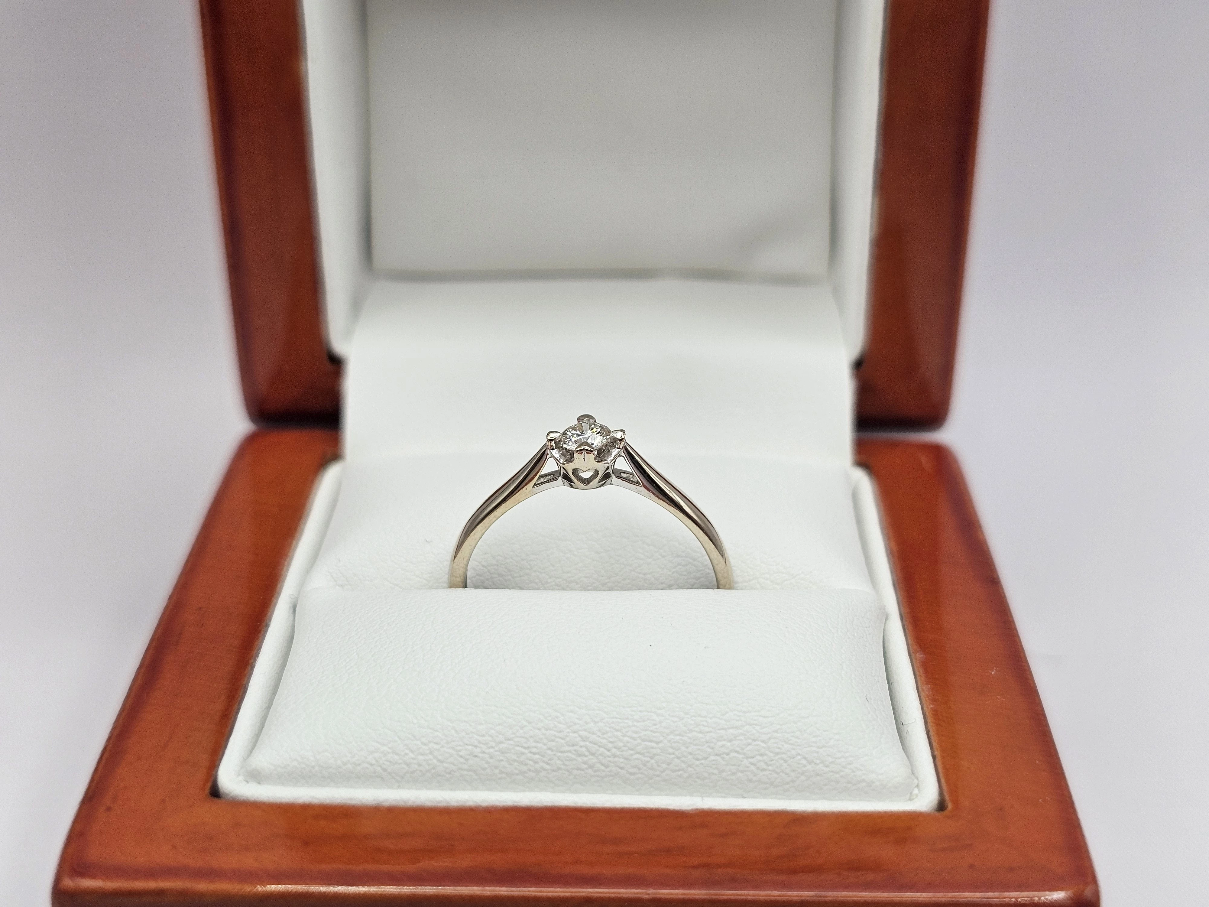 pierscionek-z-bialego-zlota-diament-585-r16-153g-kamien-17088-128