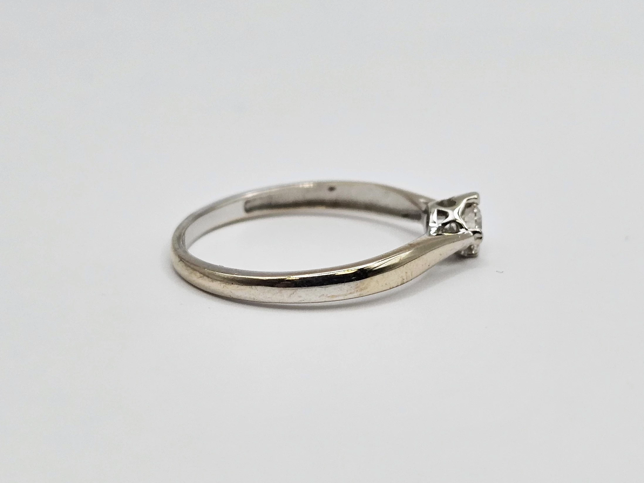 pierscionek-z-bialego-zlota-diament-585-r16-153g-plec-15851-1