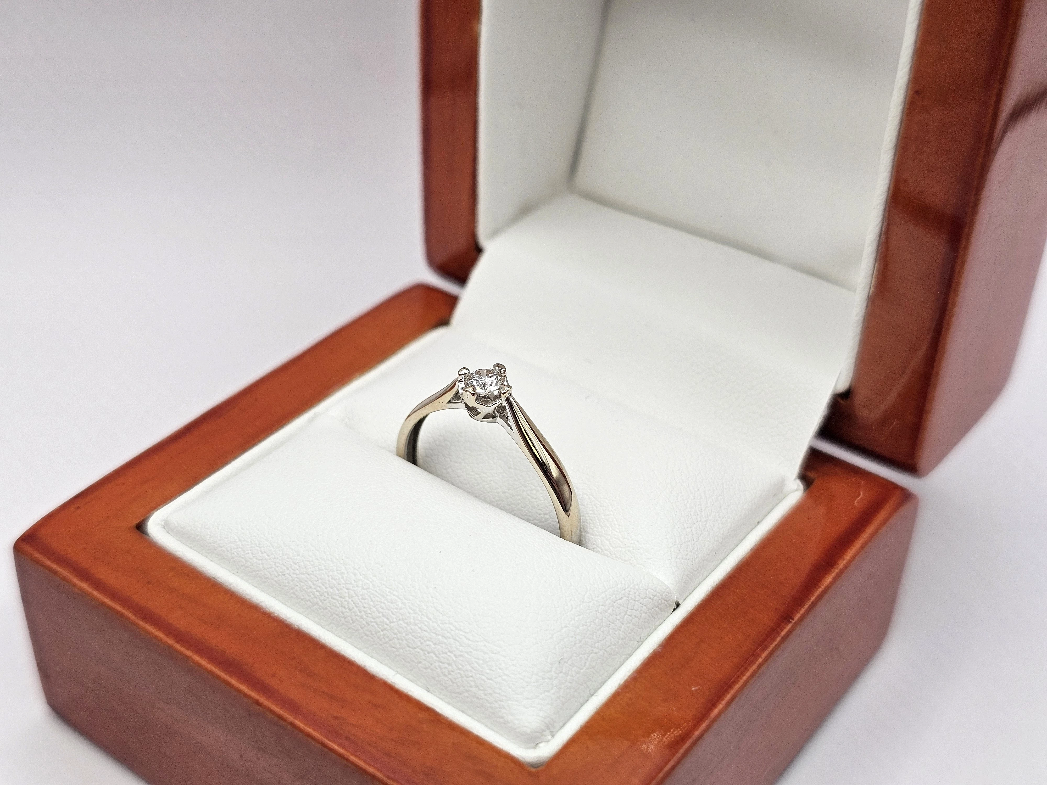 pierscionek-z-bialego-zlota-diament-585-r16-153g-rodzaj-2205-2