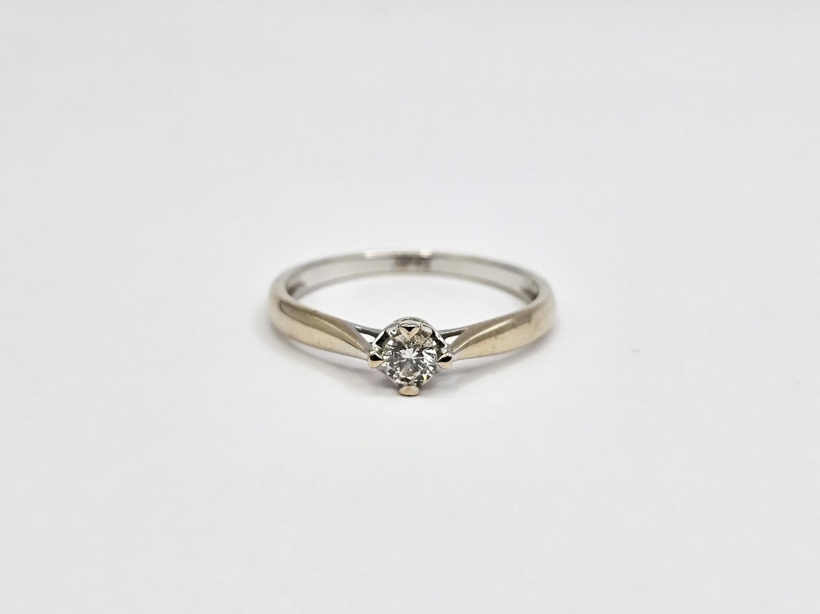 pierscionek-z-bialego-zlota-diament-585-r16-153g-waga-259