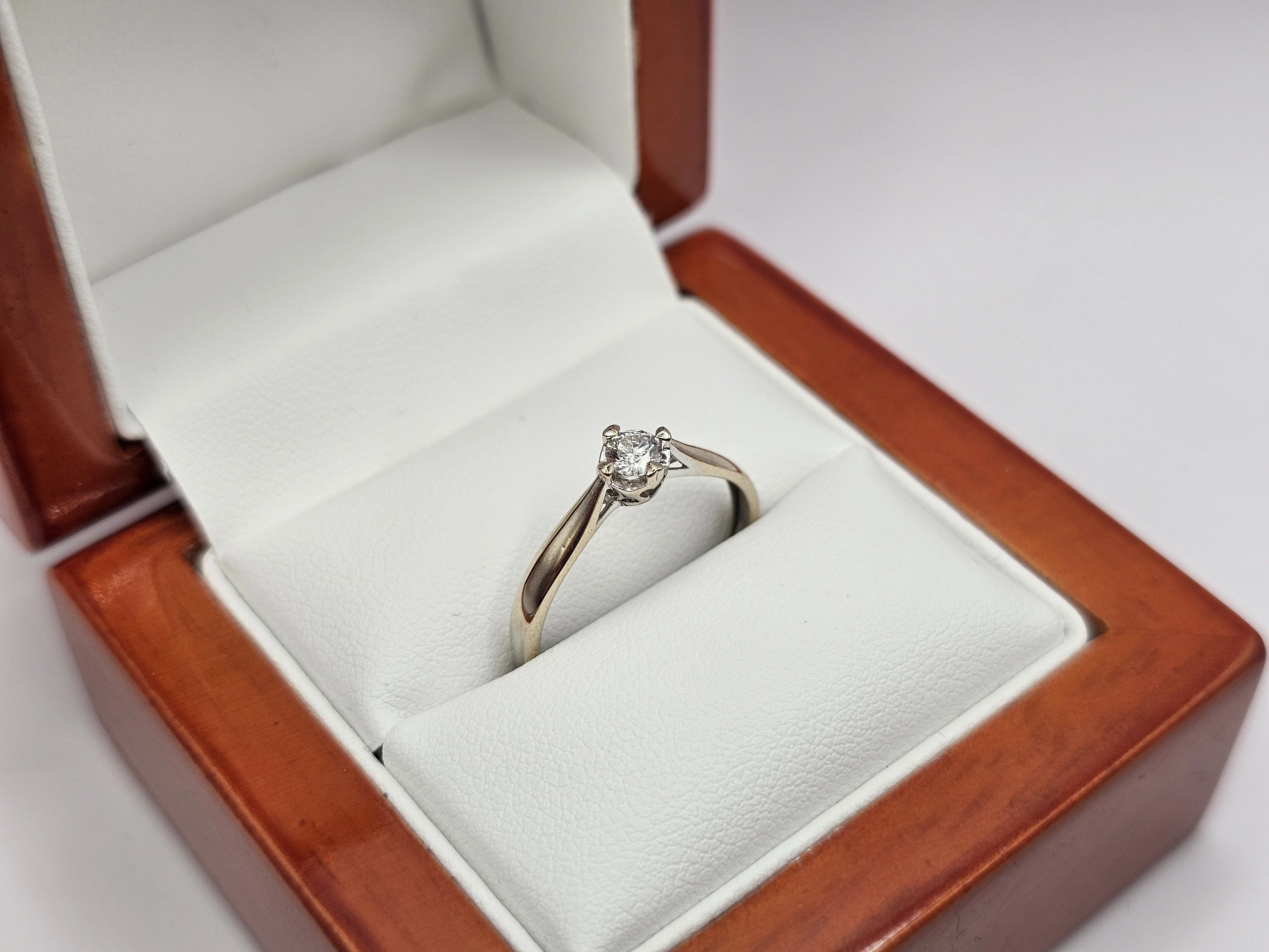 pierscionek-z-bialego-zlota-diament-585-r16-153g-kolor-dominujacy-205826-225106