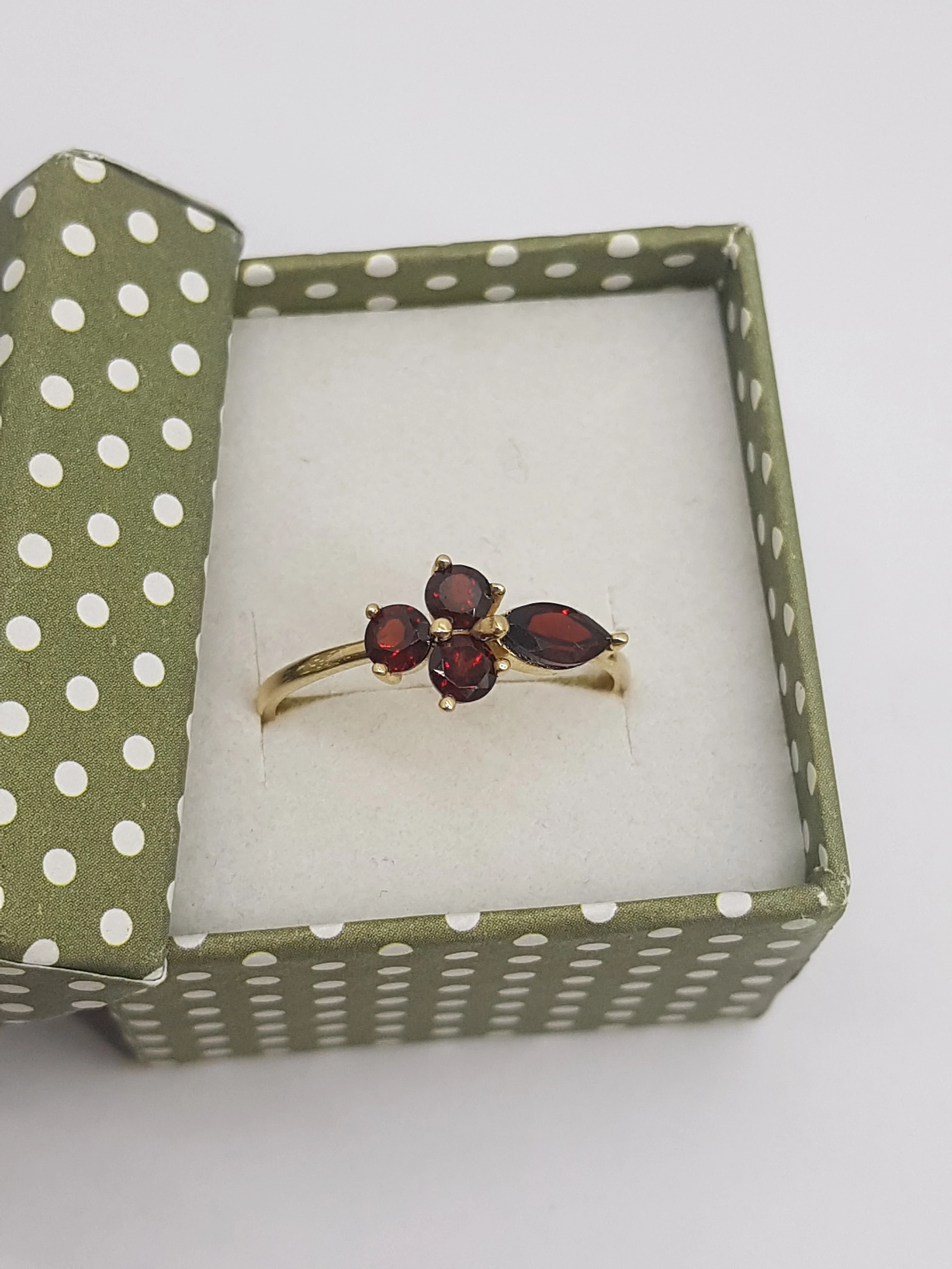 wyrob-jubilerski-gustowny-pierscionek-zloto-585-od-lombard-trzebnica-stan-powystawowy