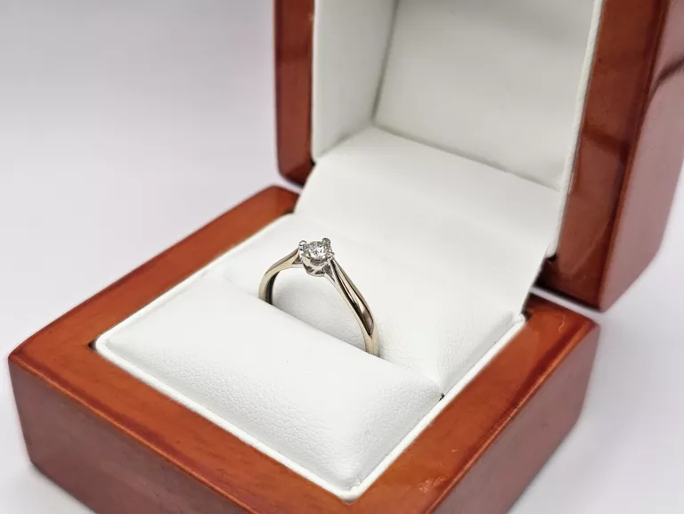 pierscionek-z-bialego-zlota-diament-585-r16-153g-rodzaj-2205-2