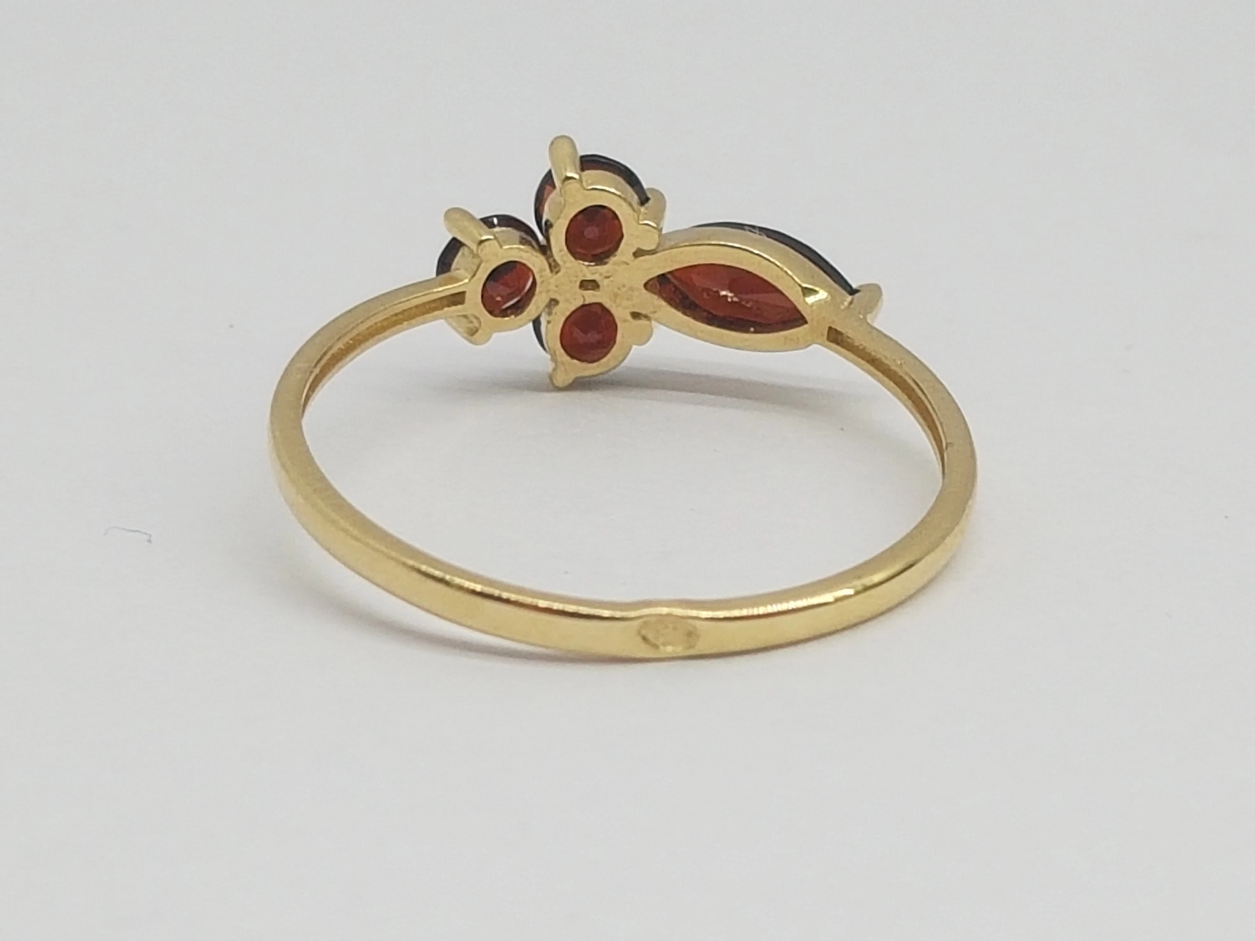 wyrob-jubilerski-gustowny-pierscionek-zloto-585-od-lombard-trzebnica-rodzaj-klasyczne