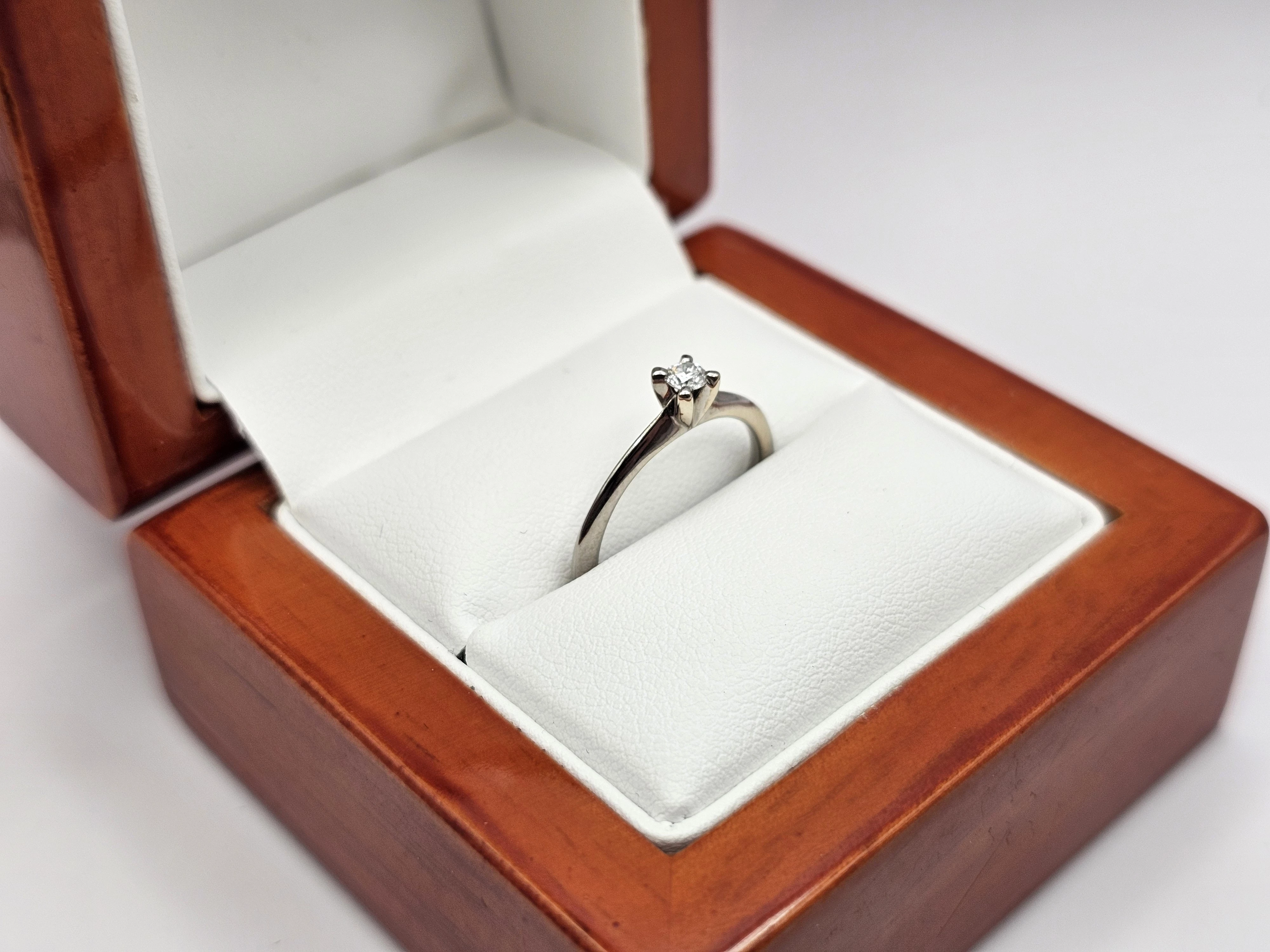 pierscionek-z-bialego-zlota-diament-585-r10-191g-waga-120