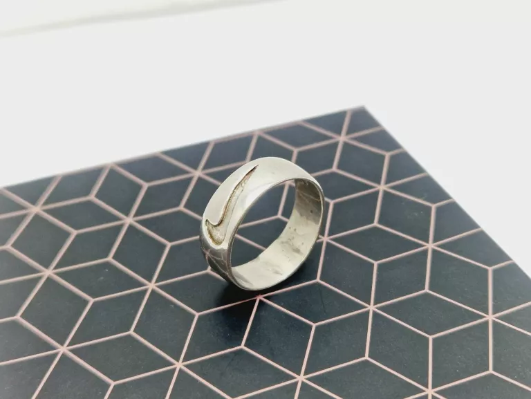 srebrny-pierscionek-nike-p925-r23-503g-stan-uzywany