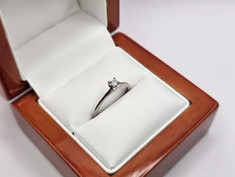 pierscionek-z-bialego-zlota-diament-585-r10-191g-kolor-dominujacy-205826-225106