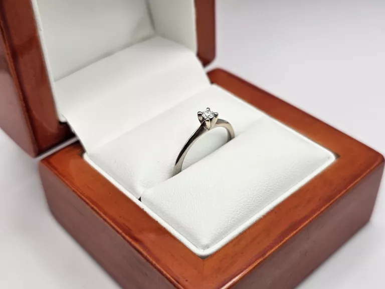 pierscionek-z-bialego-zlota-diament-585-r10-191g-waga-120