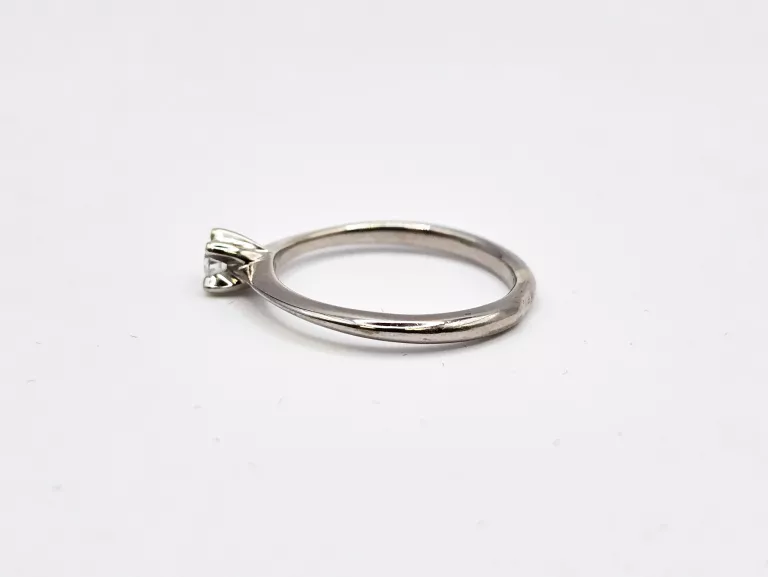 pierscionek-z-bialego-zlota-diament-585-r10-191g-motyw-129129-1645690