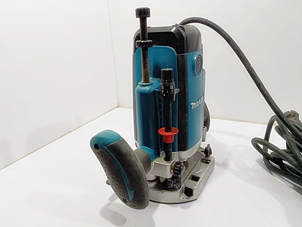 makita-rp2303fcxj-frezarka-2100w-rodzaj-frezarki-gornowrzecionowa