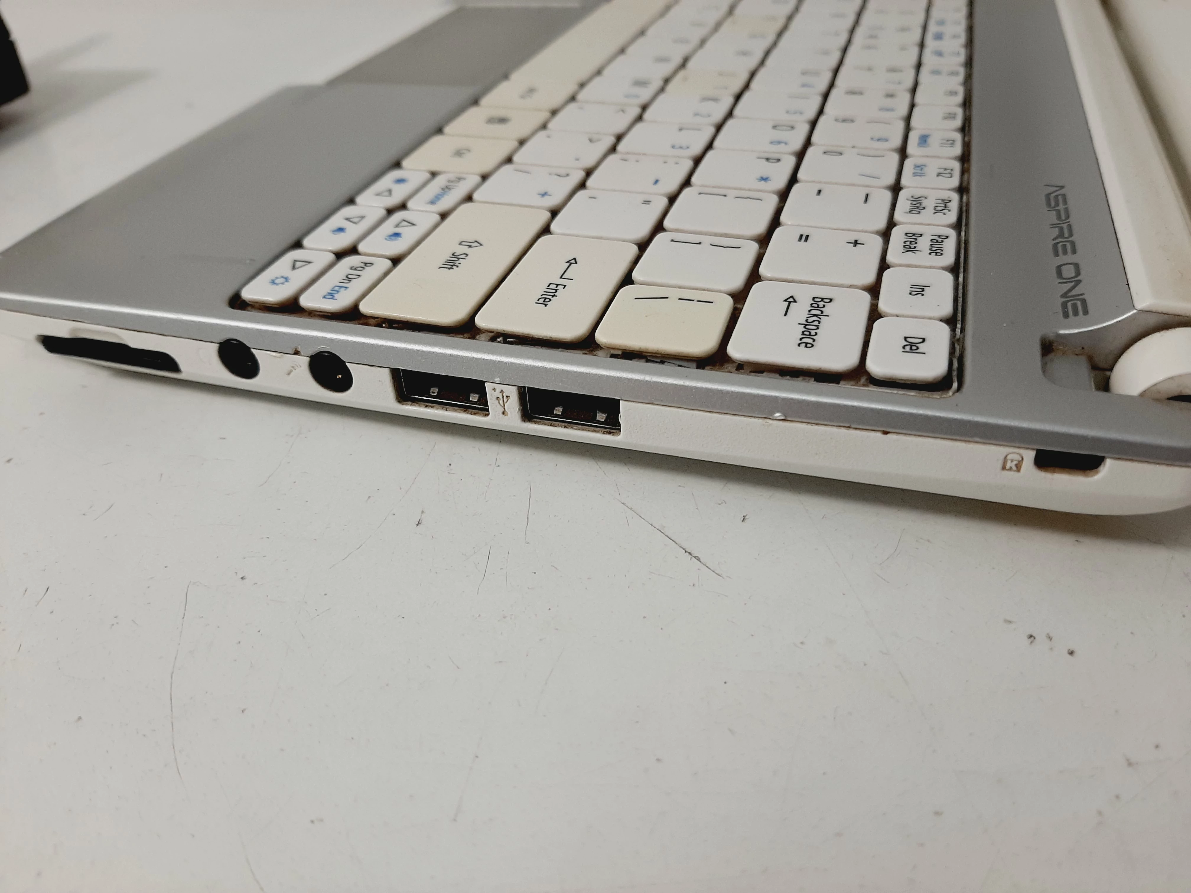 acer-aspire-one-d270-uszkodzona-matryca-liczba-rdzeni-procesora-nie-dotyczy