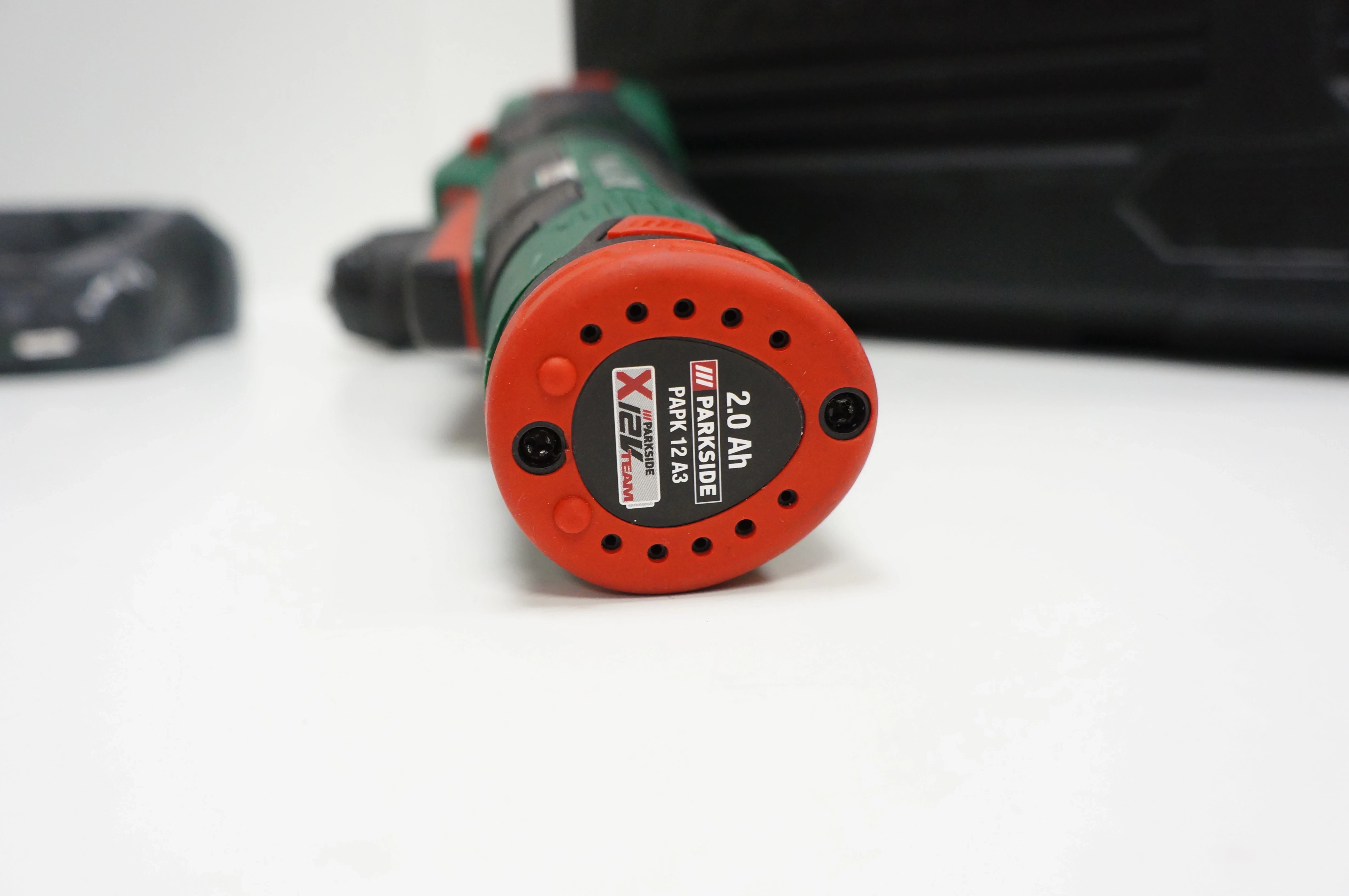 akumulatorowa-wiertarko-wkretarka-katowa-parkside-pwbsa-12-a1-zasilanie-akumulatorowe