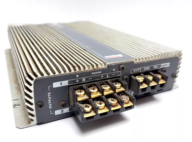 WZMACNIACZ SAMOCHODOWY ADS 4X30W