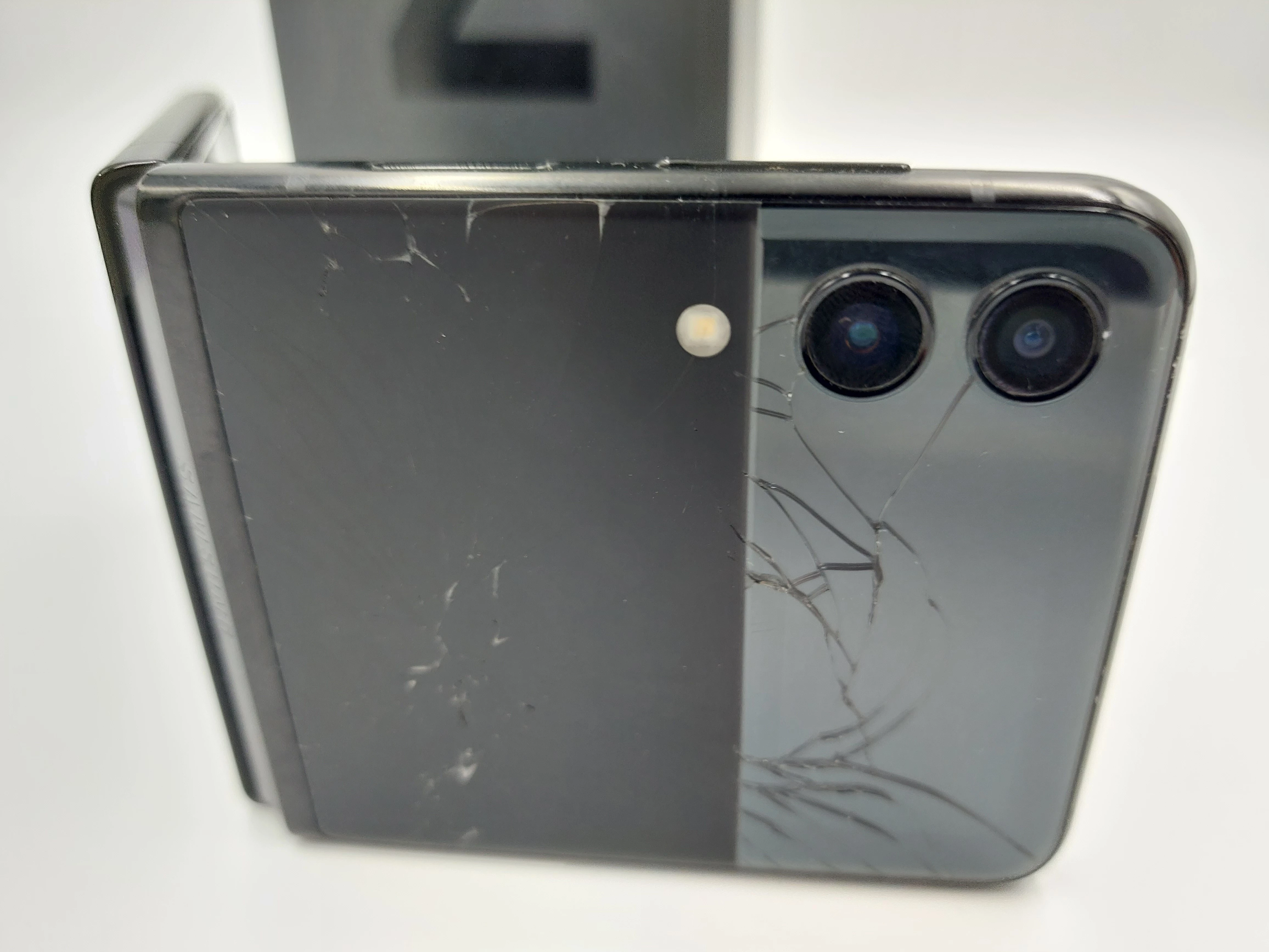 telefon-samsung-galaxy-z-flip3-potluczony-typ-smartfon