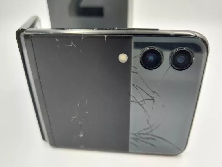 telefon-samsung-galaxy-z-flip3-potluczony-typ-smartfon