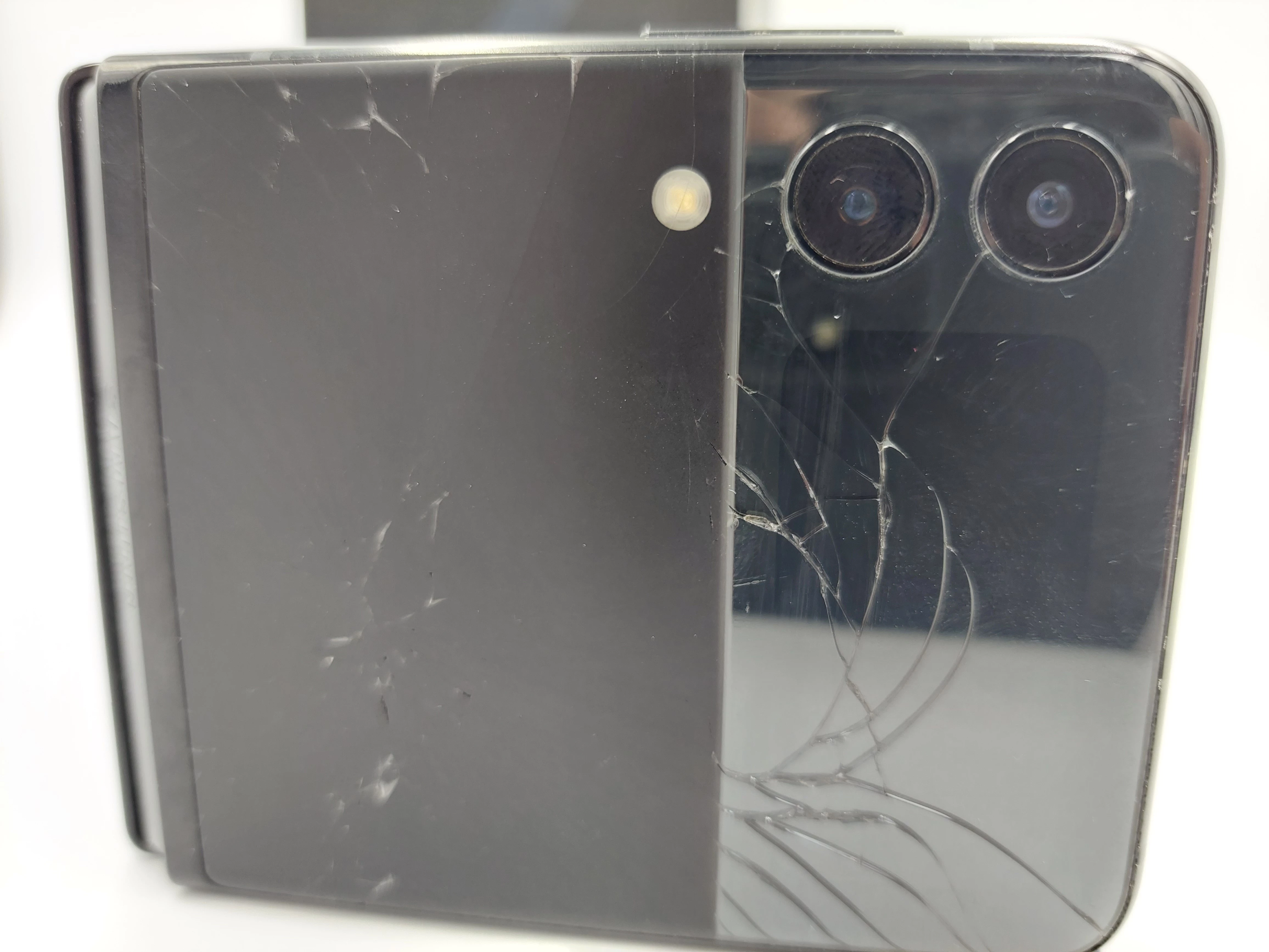 telefon-samsung-galaxy-z-flip3-potluczony-stan-uszkodzony